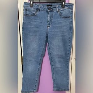 Women’s Denim Capris size 10. Comfortable stretchy denim material.